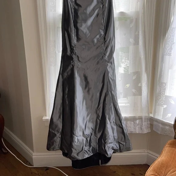Love Gown mermaid style, worn once—- Needs to be dry cleaned to remove stain - Picture 3 of 10